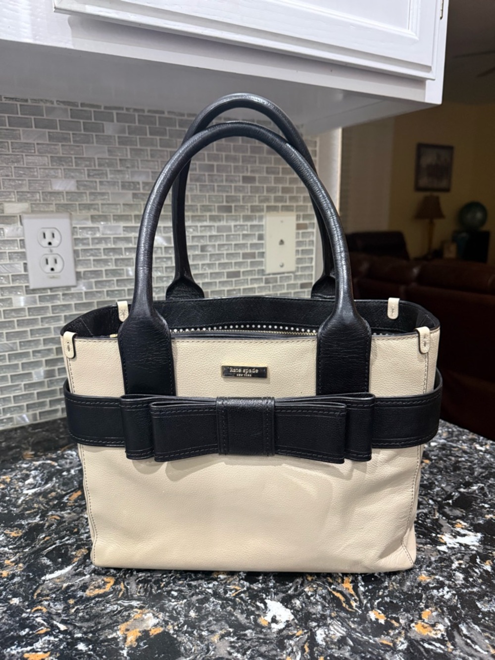 Kate Spade Quinn Villabella Avenue  
Leather Bow-Accent Satchel